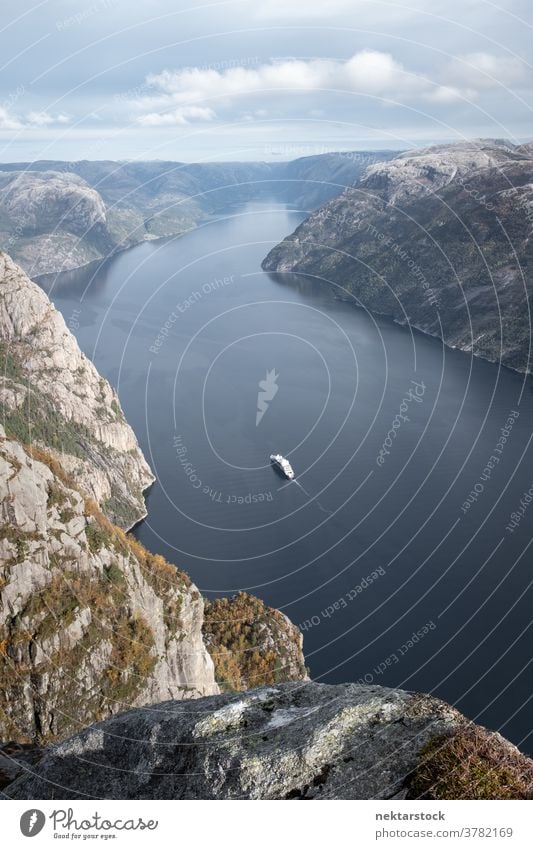 Lysefjord-Landschaft und Fluchtpunkt Fjord Einlass Natur Ansicht Wasser Totale Preikestolen Breitbild Herbst fallen szenische Darstellungen vertikal Ufer Küste