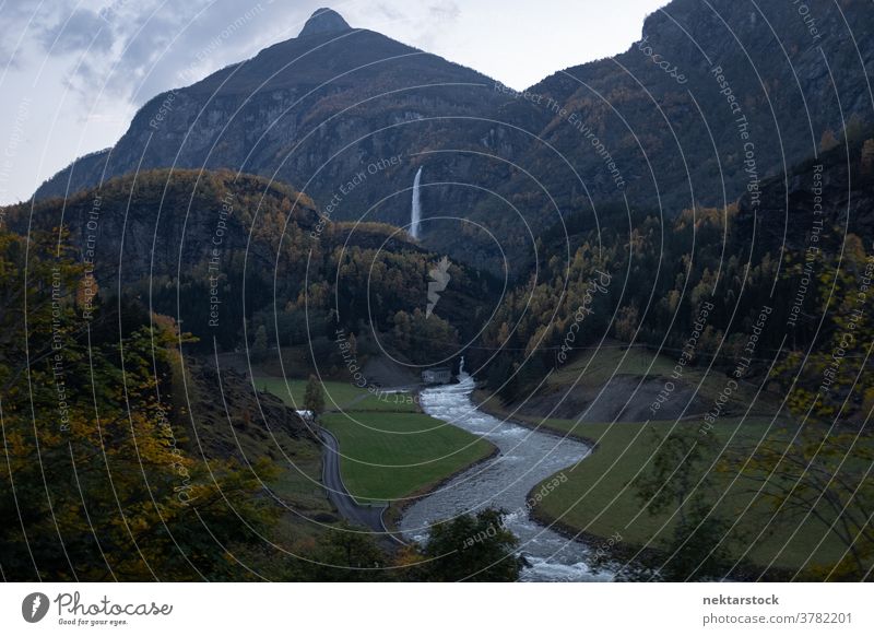 Wasserfall Kjosfossen mit Landschaft und Fluss Berge u. Gebirge fließen Herbst Norwegen Norden Natur natürliche Beleuchtung im Freien szenische Darstellungen