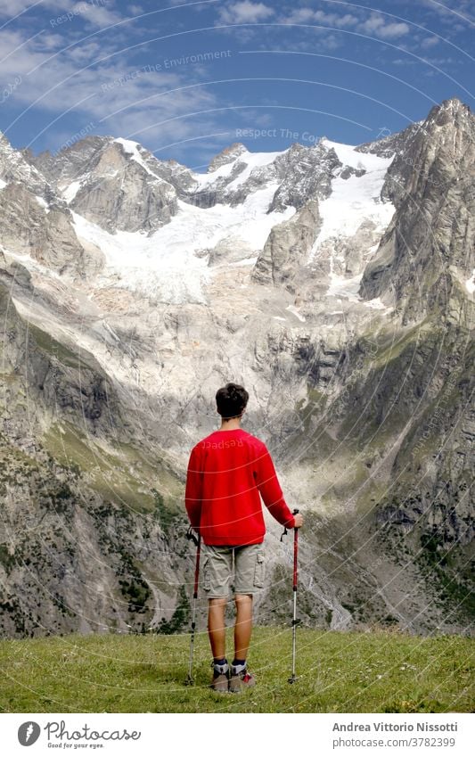 Kontemplations- und Meditationskonzept: nicht wiederzuerkennender Blick eines Teenagers auf eine wunderbare Berglandschaft Berge u. Gebirge Gletscher wandern