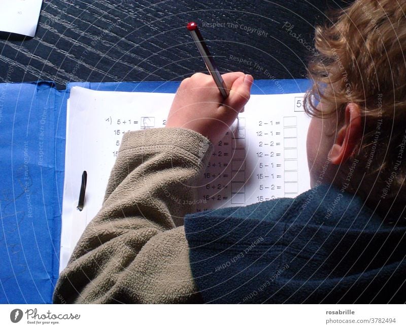 lebensnotwendig | gute Schulbildung, Kind macht Hausaufgaben Schule lernen Grundschule Schüler Grundschüler üben Schulkind Mathe Mathematik rechnen Junge