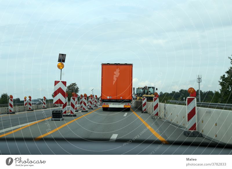 Ein Lastwagen fährt durch eine Baustelle auf der Autobahn Gebäude Konstruktion Straße Standort Business PKW Menschen industriell Industrie Sicherheit Verkehr