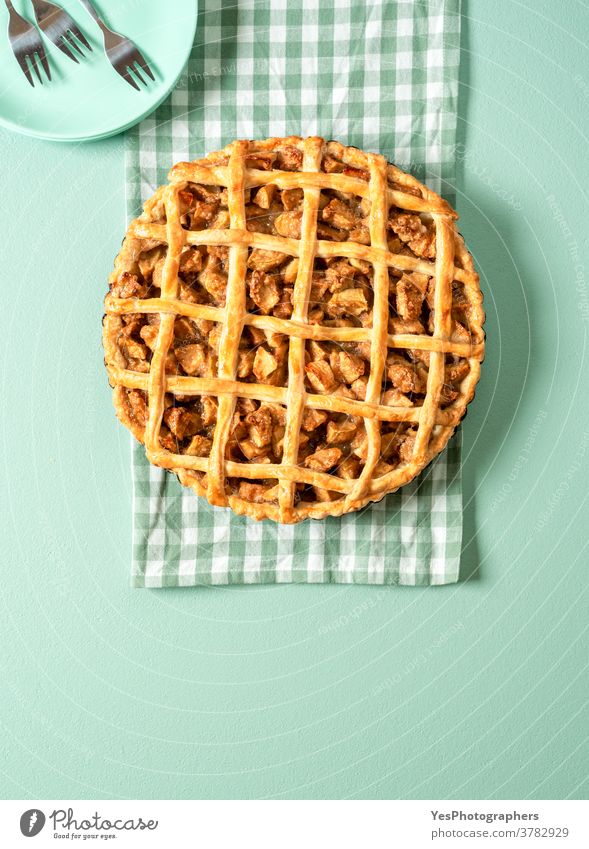 Hausgemachter Apfelkuchen, Draufsicht auf den grünen Tisch. Köstlicher Apfelkuchen. 4. Juli obere Ansicht Amerikaner Hintergrund gebacken Bäckerei Kuchen