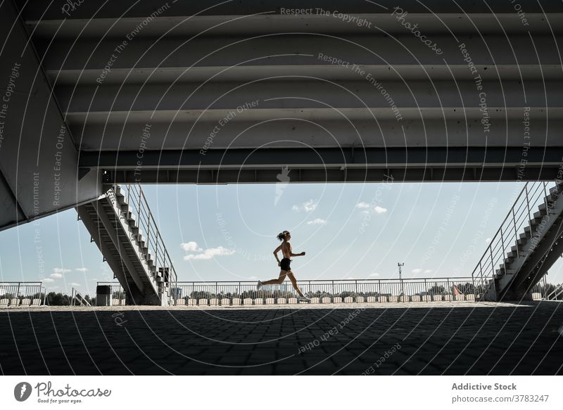 Aktive Frau läuft auf der Straße Sportlerin Läufer Training passen Athlet Fitness aktiv Wellness Silhouette laufen Herz Marathon Bewegung Kraft Sprint