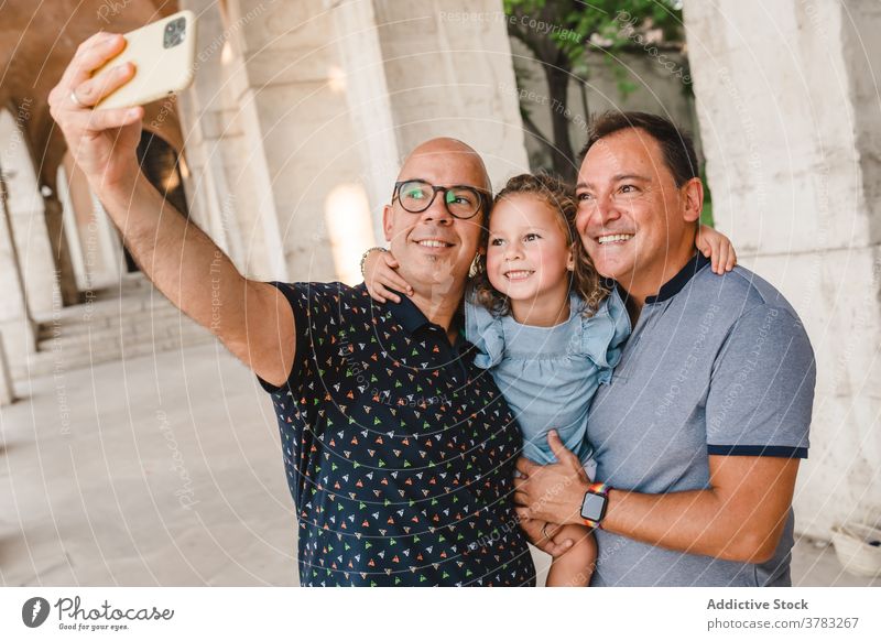 Fröhliche LGBT-Familie nimmt Selfie in der Stadt lgbt Kind Paar schwul Männer Mädchen Smartphone Homosexualität Zusammensein fotografieren Selbstportrait