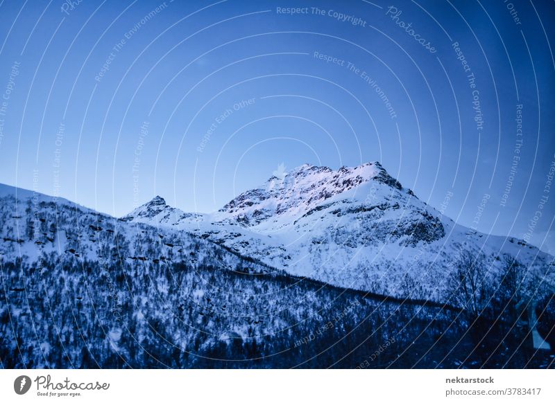 Schneebedeckter Berg Berge u. Gebirge Winter Norwegen Norden kalt natürliche Beleuchtung Natur im Freien Landschaft szenische Darstellungen Himmel skandinavisch