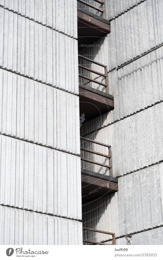 wuchtig schwere Aussengeländer an einer Betonfassade - Sichtbeton im Brutalismus Geländer Stahl Architektur grau Wand Mauer Fassade betonelement Bauwerk trist
