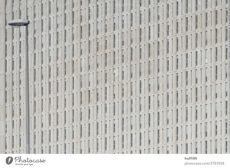 monotone Aussenfassade mit Straßenbeleuchtung Fassade grau Tristesse kahl Jalousie Rollladen Gebäude Strukturen & Formen einfach hässlich Architektur Linie
