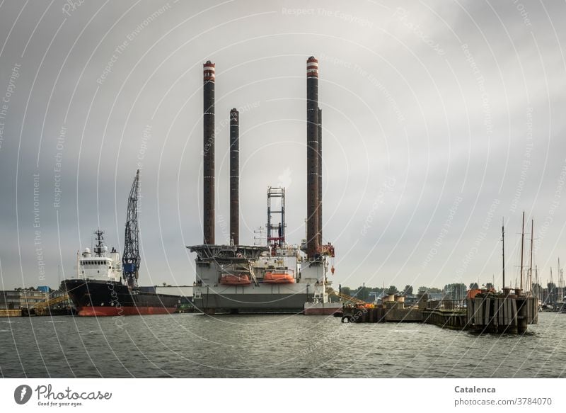 Blick auf eine Schwimmende Bohrplattform am Nordseekanal bei Amsterdam Kran Schiffahrt Kai Öl Pier Industrie Technik Hafen Wasser Kanal Schiffsrumpf Erdöl
