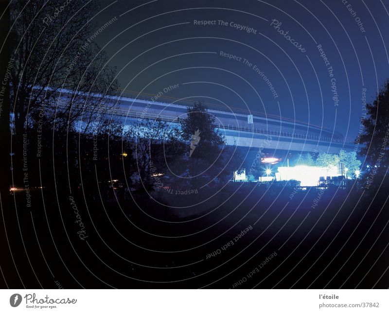 das blaue licht Nacht Langzeitbelichtung Autobahn Tankstelle Brücke autobahnbrücke blaues licht