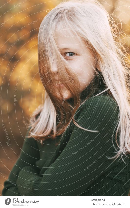 Portrat Eines Schonen Teenager Madchens Mit Blonden Haaren Und Blauen Augen Mit Einem Lacheln Im Gesicht In Einem Herbstpark Ein Lizenzfreies Stock Foto Von Photocase