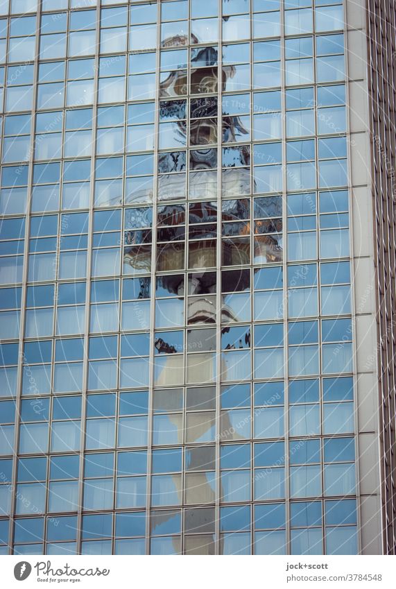 Fernsehturm gespiegelt in einer Glasfassade Reflexion & Spiegelung Wahrzeichen Silhouette Berliner Fernsehturm eckig Strukturen & Formen Sehenswürdigkeit