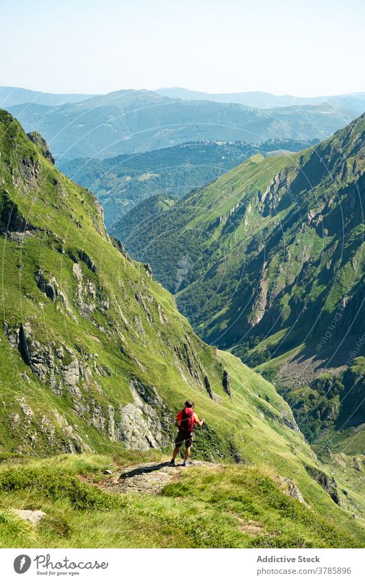 Männlicher Rucksacktourist genießt die Berglandschaft Reisender Wanderer Backpacker Berge u. Gebirge Trekking Kamm Natur Freiheit Aktivität Mann Landschaft