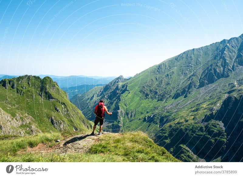 Männlicher Rucksacktourist genießt die Berglandschaft Reisender Wanderer Backpacker Berge u. Gebirge Trekking Kamm Natur Freiheit Aktivität Mann Landschaft
