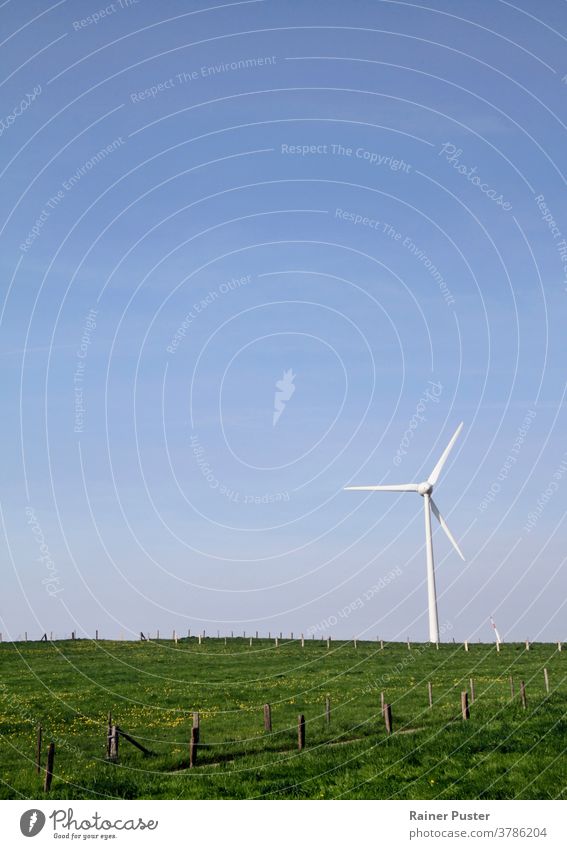 Windkraftanlage auf einem Hügel - Harmonie zwischen Technik und Natur alternativ blau Sauberkeit Klima Textfreiraum Ökologie elektrisch Elektrizität Energie
