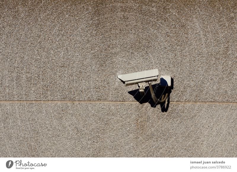 Sicherheitskamera an der Gebäudewand Fotokamera Videokamera Überwachungskamera Wand Hintergrund Straße Gerät Schutz Technik & Technologie System Kontrolle