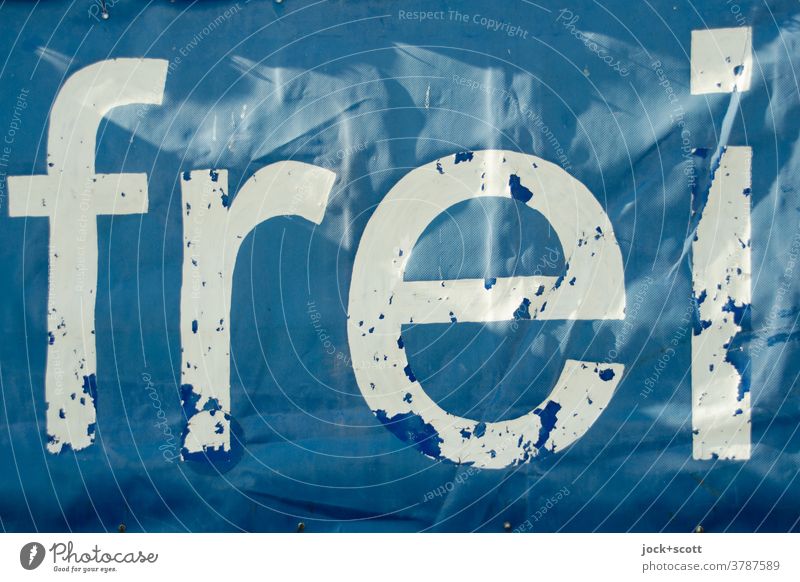 einfach frei Wort Typographie Freiheit Mitteilung transparent Schilder & Markierungen Lichtspiel verwittert Zahn der Zeit blau weiß Schriftzeichen abblättern