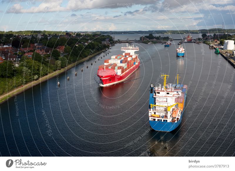 Containerschiffe und Frachtschiffe an der Schleuse vom Nord-Ostsee-Kanal in die Kieler Förde. Ansicht von der Brücke über den Kanal Richtung Ostsee frachtschiff