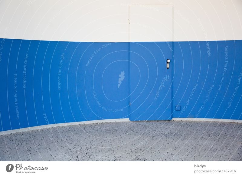 Mit gleichen Wandfarben übermalte, unscheinbare Tür in gewölbter Wand rund Farbsegmente außergewöhnlich blau weiß grau Eingang Ausgang graphisch Design