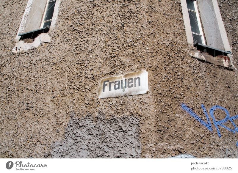 einfach Frauen, ein Schild und zwei Fenster Fassade Schilder & Markierungen Straßenschild Wort DDR Wand Zahn der Zeit verwittert Typographie retro Vergangenheit