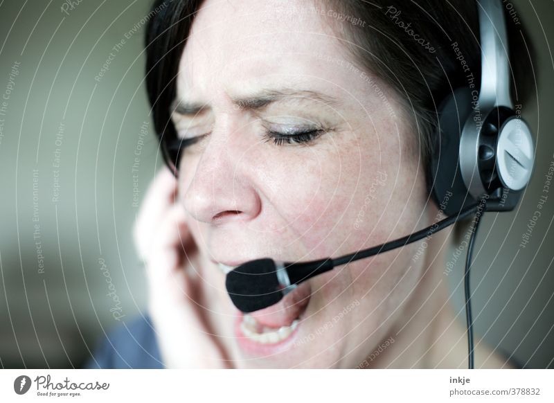 Frau spricht laut in headset Büro Dienstleistungsgewerbe Telekommunikation Callcenter sprechen Psychoterror Headset Technik & Technologie Erwachsene Leben