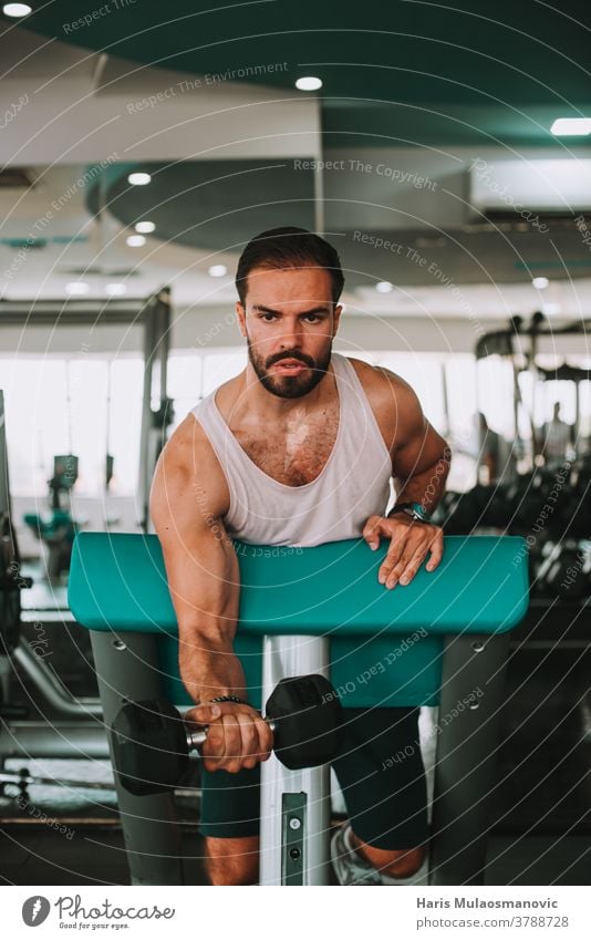 Attraktiver Mann im Fitnessstudio trainiert Bizepstraining Aktivität Erwachsener Athlet sportlich attraktiv Körper Bodybuilder Bodybuilding Selbstvertrauen