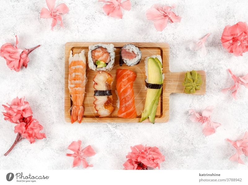 Sushi-Set Nigiri und Sushi-Rollen auf Holzbrett verzehrfertig Essen Sashimi Blumen Pastell Brötchen maki Sushi-Bar Esszimmer Meeresfrüchte Teller Holzplatte