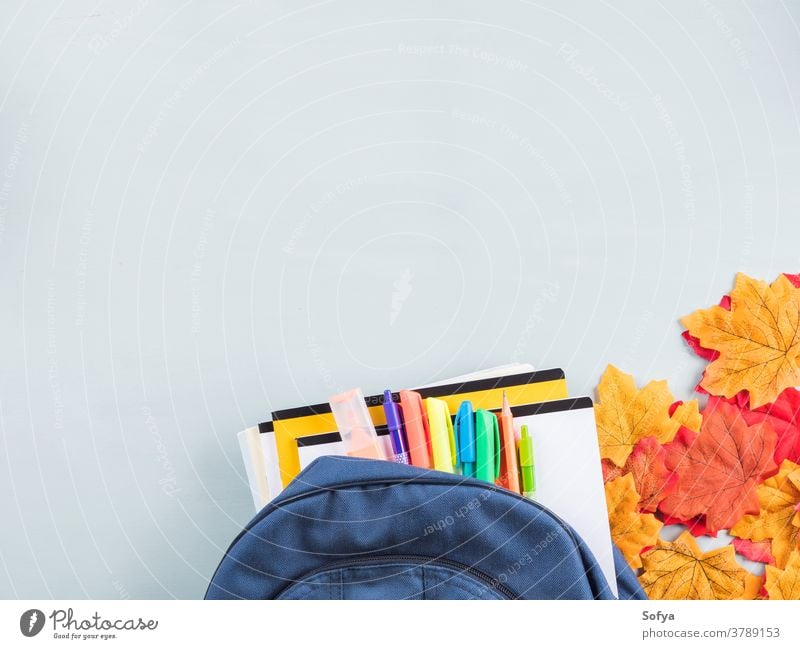 Back to school-Konzept mit Rucksack auf blau zurück zur Schule Jahr Herbst Schreibwarenhandlung Kind Buch Zubehör Bleistift Notebook Personal fallen offen