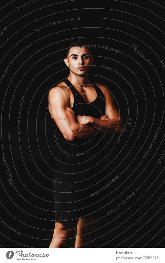 muskulöser Mann auf schwarzem Hintergrund Person Athlet Sport Muskel Fitness Torso Stärke Bodybuilder männlich Körper jung Gesundheit Kraft