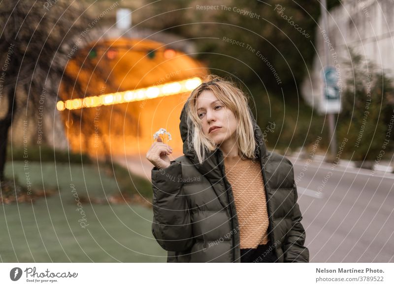 Porträt einer blonden Frau im Herbst, mit einem Tunnel im Hintergrund. Mode Außenaufnahme Erwachsene Straße Mensch schön Stil Lifestyle Model elegant trendy