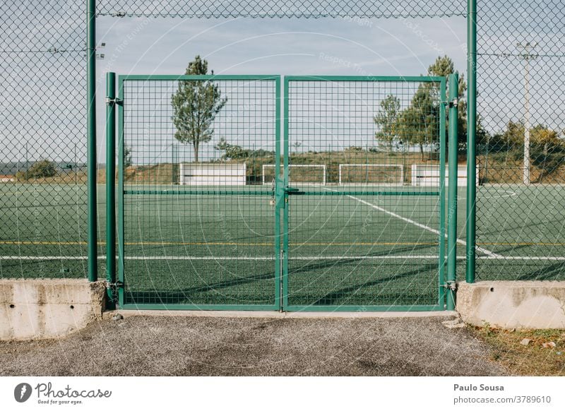 Geschlossenes Fussballfeld zugeklappt Fußballplatz Schutz Coronavirus Verbot Amateur-Fußballfeld Gras Sportplatz Freizeit & Hobby Wiese grün Ballsport Rasen