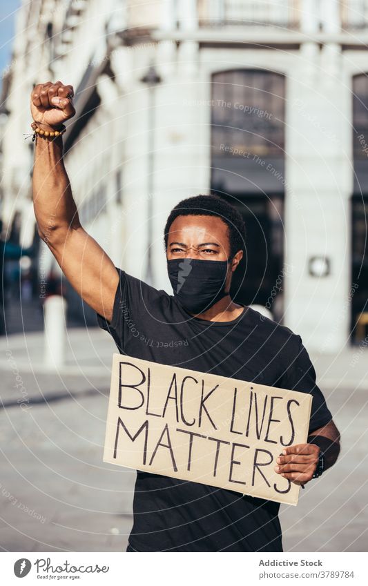 Schwarzer Mann auf Black Lives Matter Demonstration gegen Polizeibrutalität Kundgebung protestieren Menschen schwarz Rassismus Gewalt lebt sozial