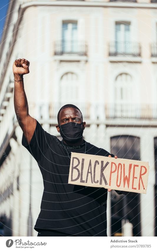 Schwarzer Mann auf Demonstration gegen Polizeibrutalität Kundgebung protestieren Menschen schwarz Rassismus Gewalt lebt sozial Justiz u. Gerichte