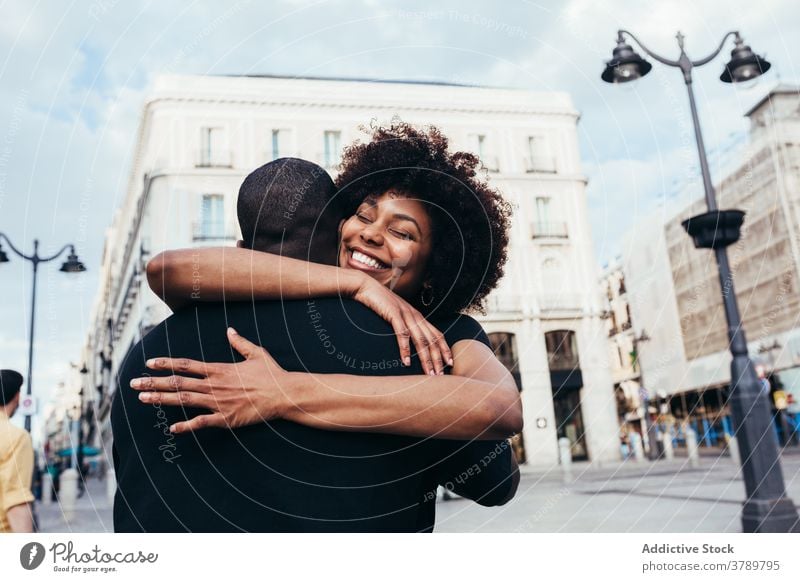 Glückliches afrikanisches amerikanisches Paar beim Umarmen Großstadt Liebe Menschen Partnerschaft umarmend Fröhlichkeit jung Frau Mann zwei Freund Romantik