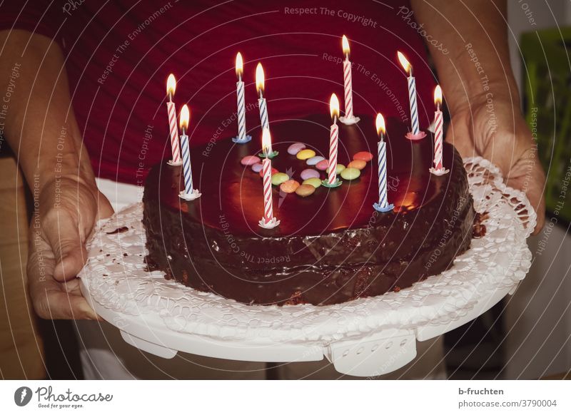 Geburtstagstorte mit Kerzen Farbfoto Feste & Feiern Kuchen Backwaren süß lecker Torte Schokoladetorte feiern halten hand Kindergeburtstag