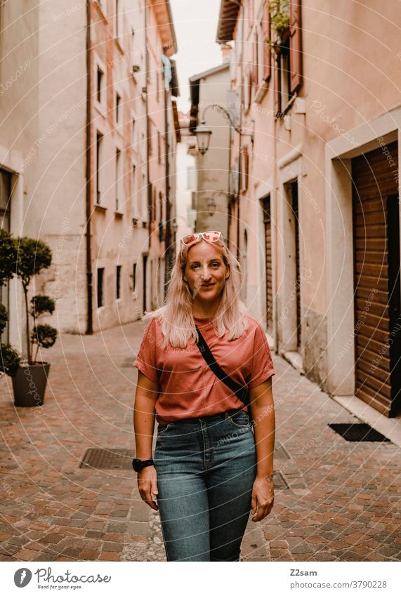 Junge Frau in Riva del Garda gardasee norditalien Urlaub Reisen Porträt Junges Fräulein weiblich stadtbummel spaziergang kaufen einkaufen Gasse häuser