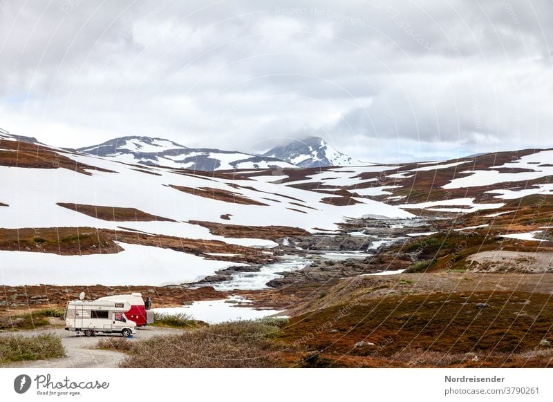 Zwei Wohnmobile im Hochgebirge des Marsfjell in Schweden wohnmobil camping campingplatz schnee eis frost berge fluss wasser winter wintercamping schweden