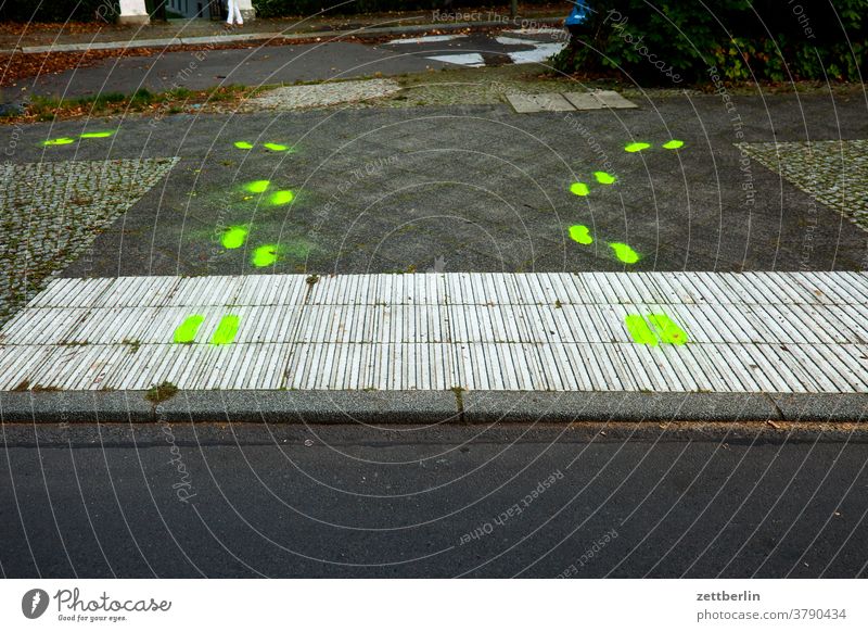Fußgängerüberweg mit gelben Spuren abbiegen asphalt ecke fahrbahnmarkierung hinweis kante kurve linie links navi navigation orientierung rechts richtung straße