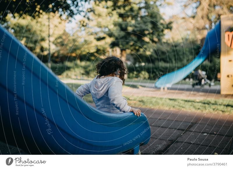 Mädchen spielt auf der Rutsche Spielplatz Sliden Kindergarten Park Farbfoto Freizeit & Hobby Tag Kindheit Freude Spielen Außenaufnahme 1-3 Jahre mehrfarbig