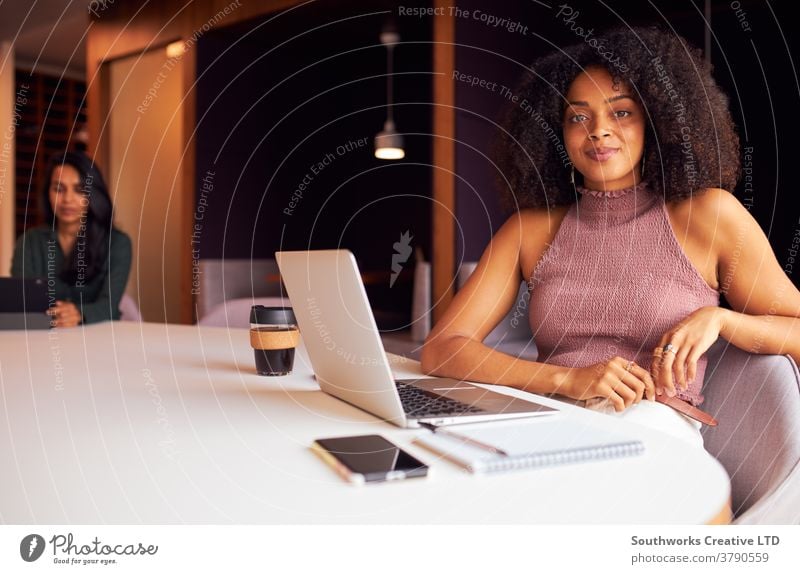 Portrait einer Geschäftsfrau mit Laptop bei einer sozial distanzierten Besprechung im Büro während einer Gesundheitspandemie Business Geschäftsfrauen Sitzung