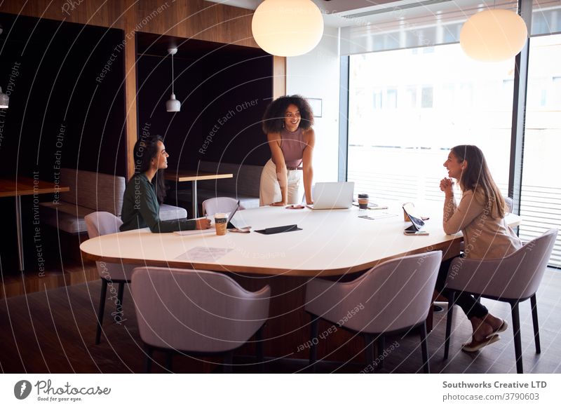 Drei Geschäftsfrauen, die sich während einer Gesundheitspandemie sozial distanziert im Amt treffen Business Frauen in der Wirtschaft Sitzung