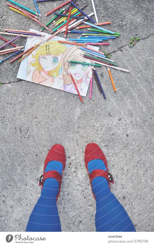 gemaltes bild liegt auf der straße mit buntstiften drumherum, frau steht daneben .. Bild malen zeichnen Kunst Künstlerin Stifte Buntstifte Beine Damenschuhe
