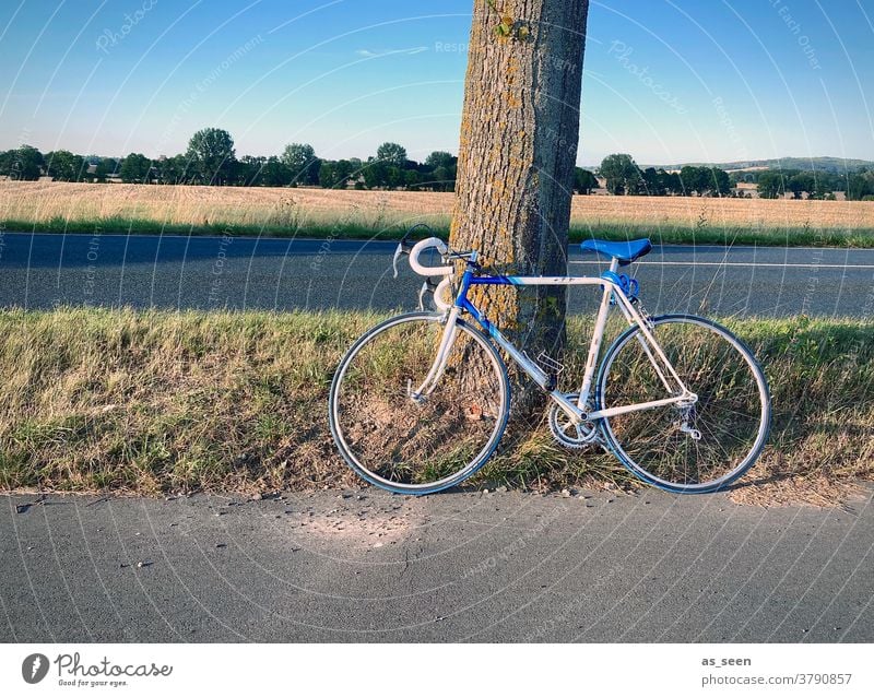 Radtour Rennrad weiss blau angelehnt Straße Feld Tour Pause Verkehr Herbst radfahren Fahrrad Oldtimer 80er 70er Stopp Baum anlehnen ausruhen retro Ausflug