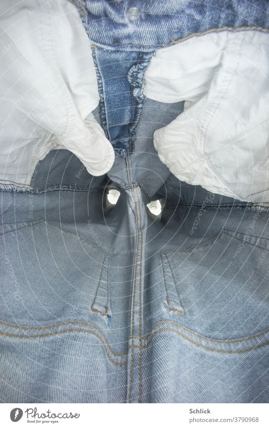 Leere Jeans Hose von innen fotografiert Hosentaschen leer Hosenbeine Socken blau weiß stehen Hosenschlitz niemand textil Kleidung gebraucht verschlissen nähte