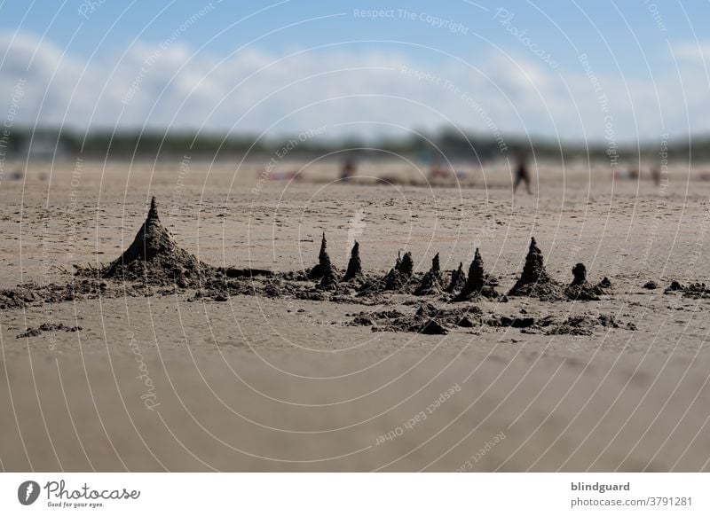 Futuristische Sandburg am Strand von Zeebrugge (Belgien) ... könnten natürlich auch nur einfache Hügel aus Strandsand sein Meer Ferien Urlaub Freizeit Erholung