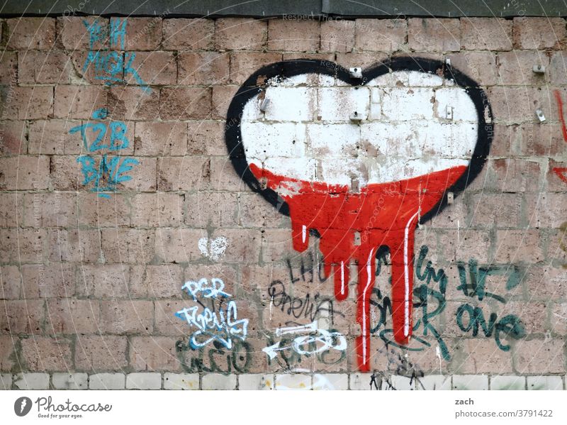 verflossene Liebe Liebeserklärung Romantik herzförmig Herz Zeichen Wand Fassade Graffiti Mauer Gebäude Berlin Street Art rot weiß fließen Backstein ziegelstein