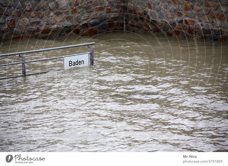 Hochwasser in Baden Wetter sturmflut globale Erwärmungswirkung Kaianlage überschwemmt Uferbefestigung Überschwemmung Umwelt Klima hochwasserlage Überflutet
