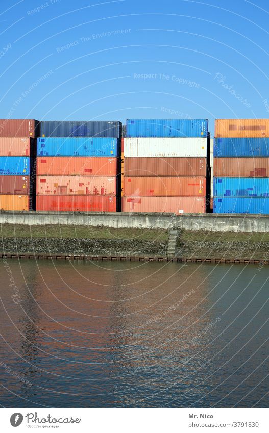 gestapelte Container im Hafen Containerterminal Güterverkehr & Logistik Hafenstadt Containerverladung Handel Schifffahrt Wirtschaft Wasser Blauer Himmel stapeln