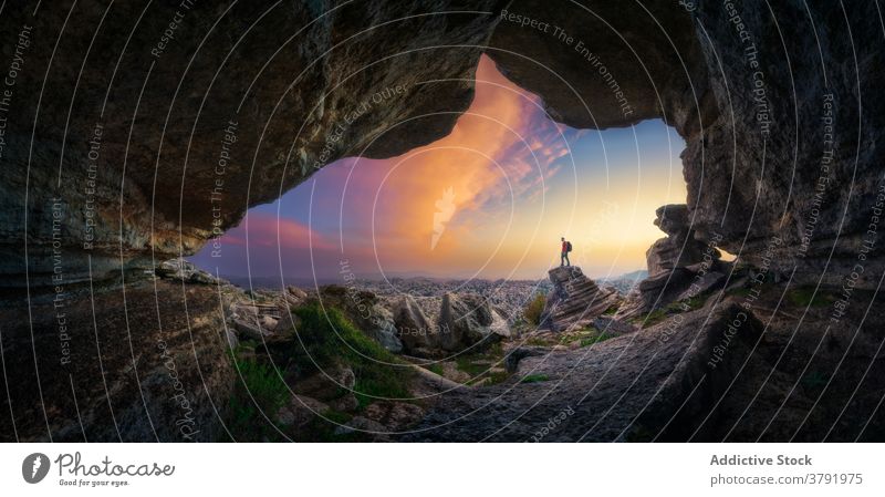 Reisender auf Felsen im Hochland bei Sonnenuntergang Abenteuer Berge u. Gebirge Fernweh Hügel sorgenfrei Freiheit Landschaft Island männlich spektakulär Urlaub