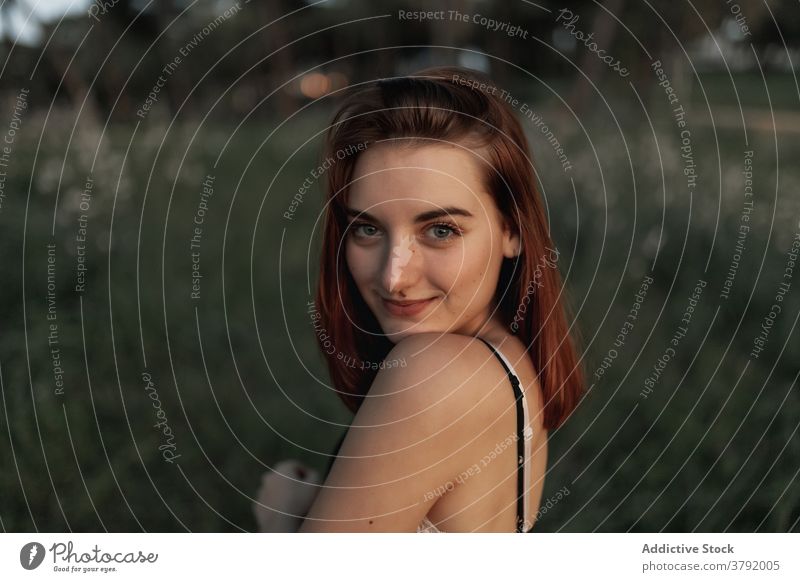 Schlanke Frau stehend im Sommer Park 20s Nachmittag allein Kunstlicht Atmosphäre Hintergrundbeleuchtung Barfuß schön Schönheit Überstrahlung Kaukasier klassisch