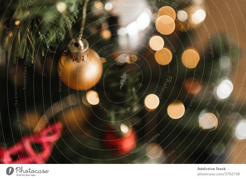 Dekorative Kugel am Weihnachtsbaum zu Hause Ball Weihnachten Baum feiern kreativ Design Feiertag festlich glänzend Bokeh hell dekorativ Fell Veranstaltung